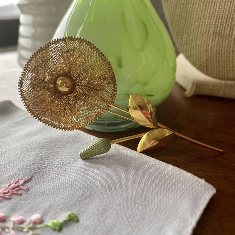 Vintage 1950Er Jahre Gold Ton Mesh Blume Grün Metall Emaille Knospe W/Blatt, Blätter Brosche Pin von amdesignworks