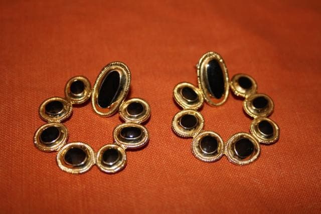 Goldene Runde Ohrringe Mit Schwarzer Emaille. Jetzt Reduziert Wurden 25, Jetzt 15 Goldene Runde Ohrringe Mit Schwarzer Emaille. Jetzt Reduziert Wurden 25, Jetzt 15 von amdevega