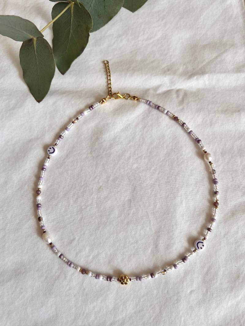 Halskette Lila Kurz Mit Smileys Und Süßwasserperlen | Goldener Blumenperle Vergoldet Längenverstellbar Lila/Flieder von amelieadina