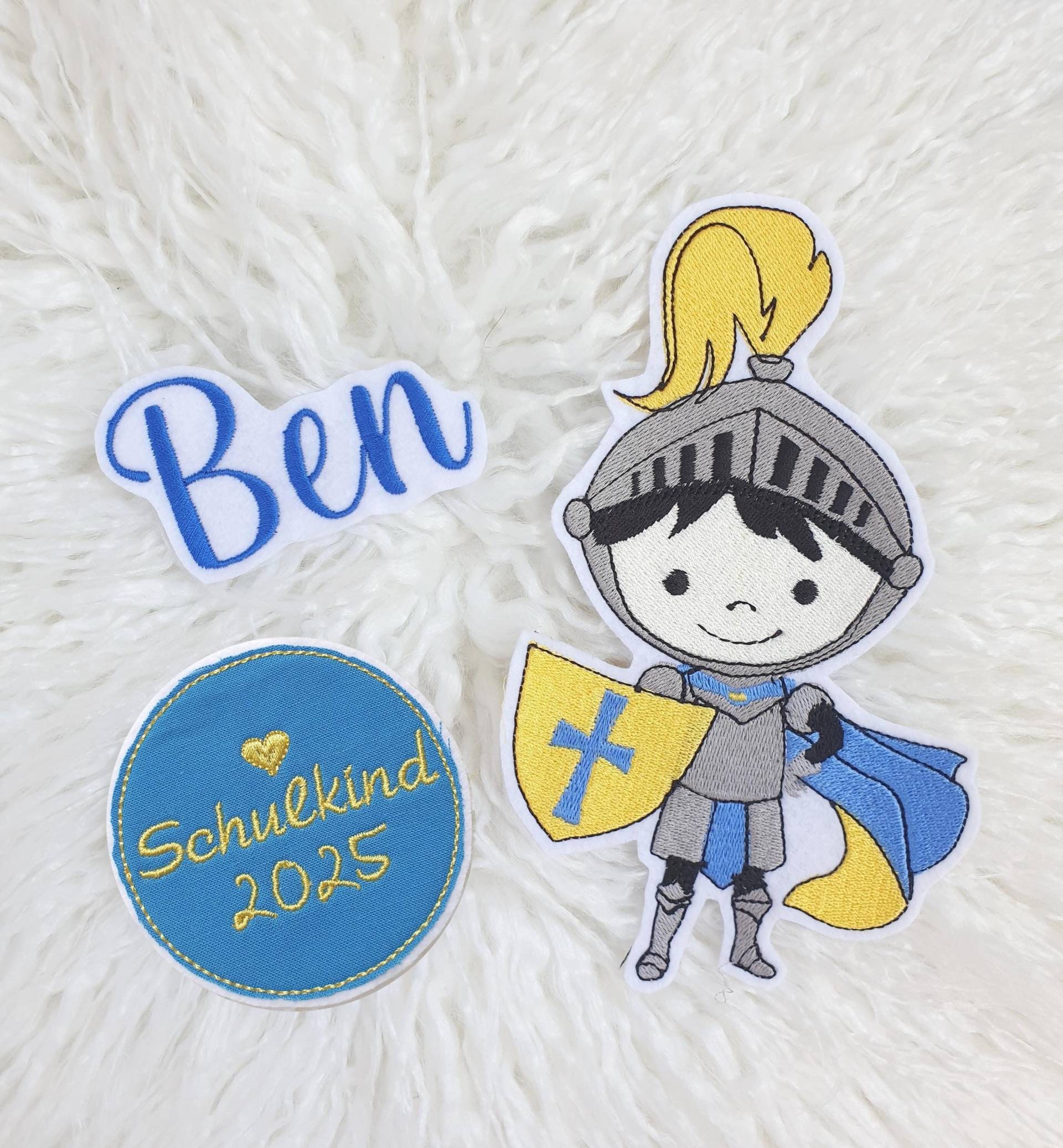 Applikation Aufnäher Schultüte Ritter Set 3 Teilig Mit Name Jungen Flicken Patch Button Filz Handmade Gestickt Schulkind 2025 Applikation Aufnäher Schultüte Ritter Set 3 Teilig Mit Name Jungen Flicken Patch Button Filz Handmade Gestickt Schulkind 2025 von ameliesweltstickt
