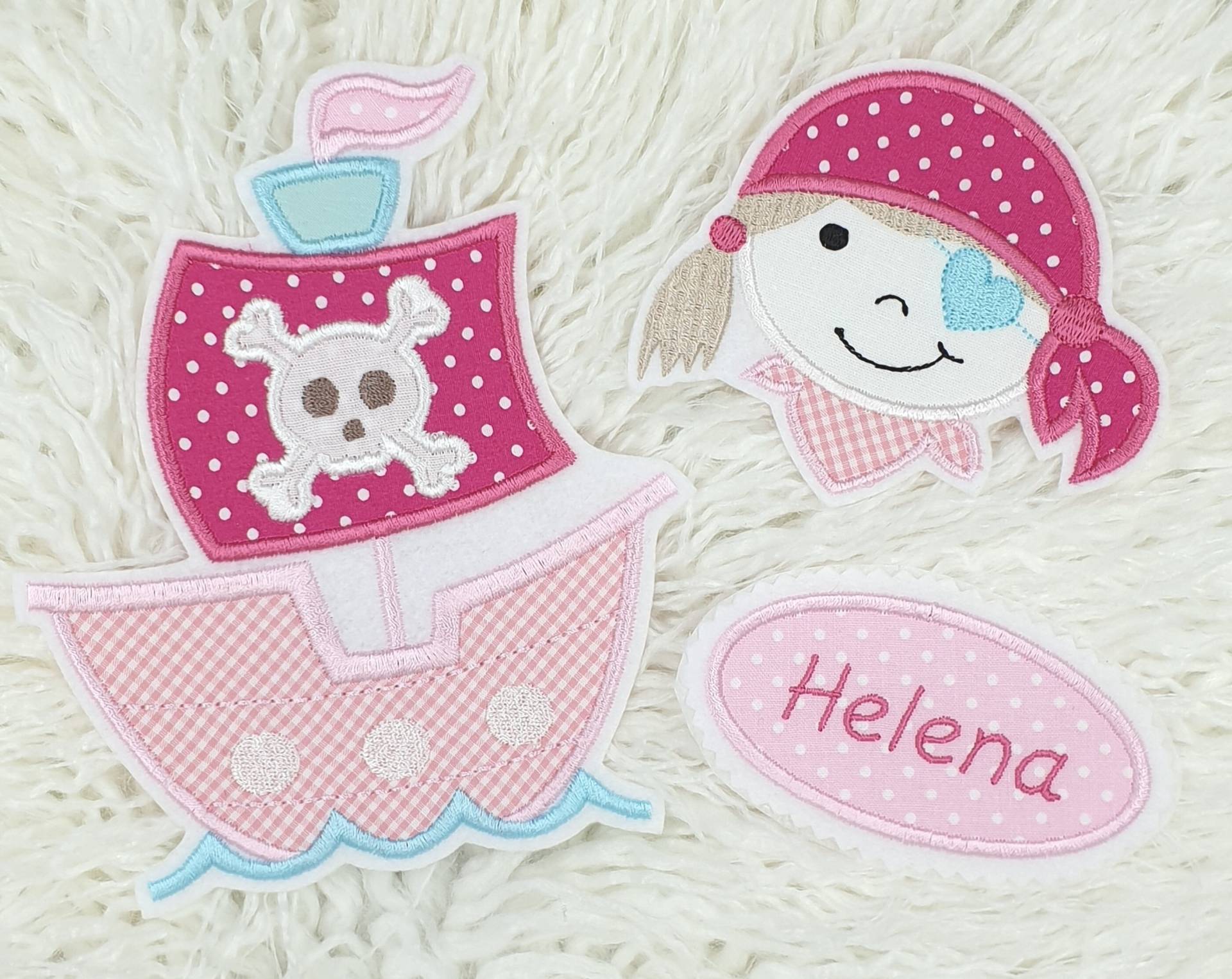 Bügelbild - Set Großes Piratenschiff- Pirat Button Mit Name- Applikation Aufnäher Schultüte Einschulung Personalisiert Bügelbild - Set Großes Piratenschiff- Pirat Button Mit Name- Applikation Aufnäher Schultüte Einschulung Personalisiert von ameliesweltstickt