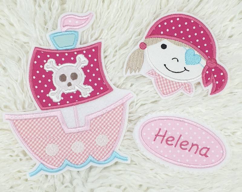 Bügelbild - Set Großes Piratenschiff- Pirat Button Mit Name- Applikation Aufnäher Schultüte Einschulung Personalisiert Bügelbild - Set Großes Piratenschiff- Pirat Button Mit Name- Applikation Aufnäher Schultüte Einschulung Personalisiert von ameliesweltstickt