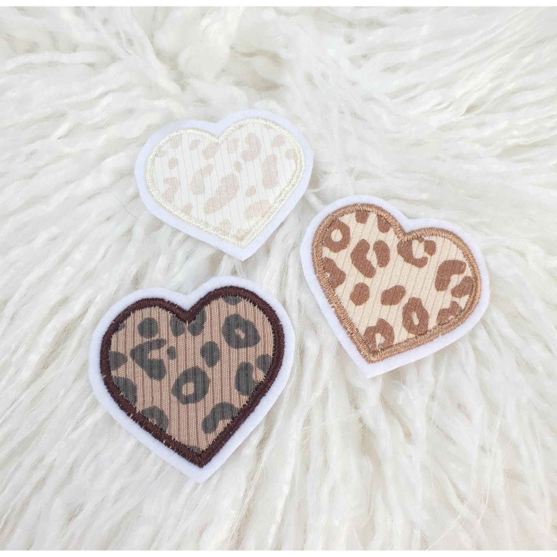 Leo Patch/Applikation/Aufnäher/Bügelbild - Herze Herz/Leomuster Leostoff Beige Hellbeige Dunkelbeige, Für Kinder, Baby von ameliesweltstickt