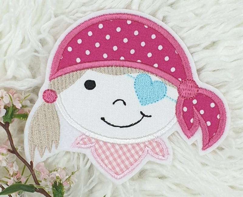 Piratin Pink Rosa in Zwei Größen Aufnäher Schultüte Einschulung Pirates Patch Skull Stoffapplikation Gestickt Emblem Piratenbraut Pirat Piratin Pink Rosa in Zwei Größen Aufnäher Schultüte Einschulung Pirates Patch Skull Stoffapplikation Gestickt Emblem Piratenbraut Pirat von ameliesweltstickt