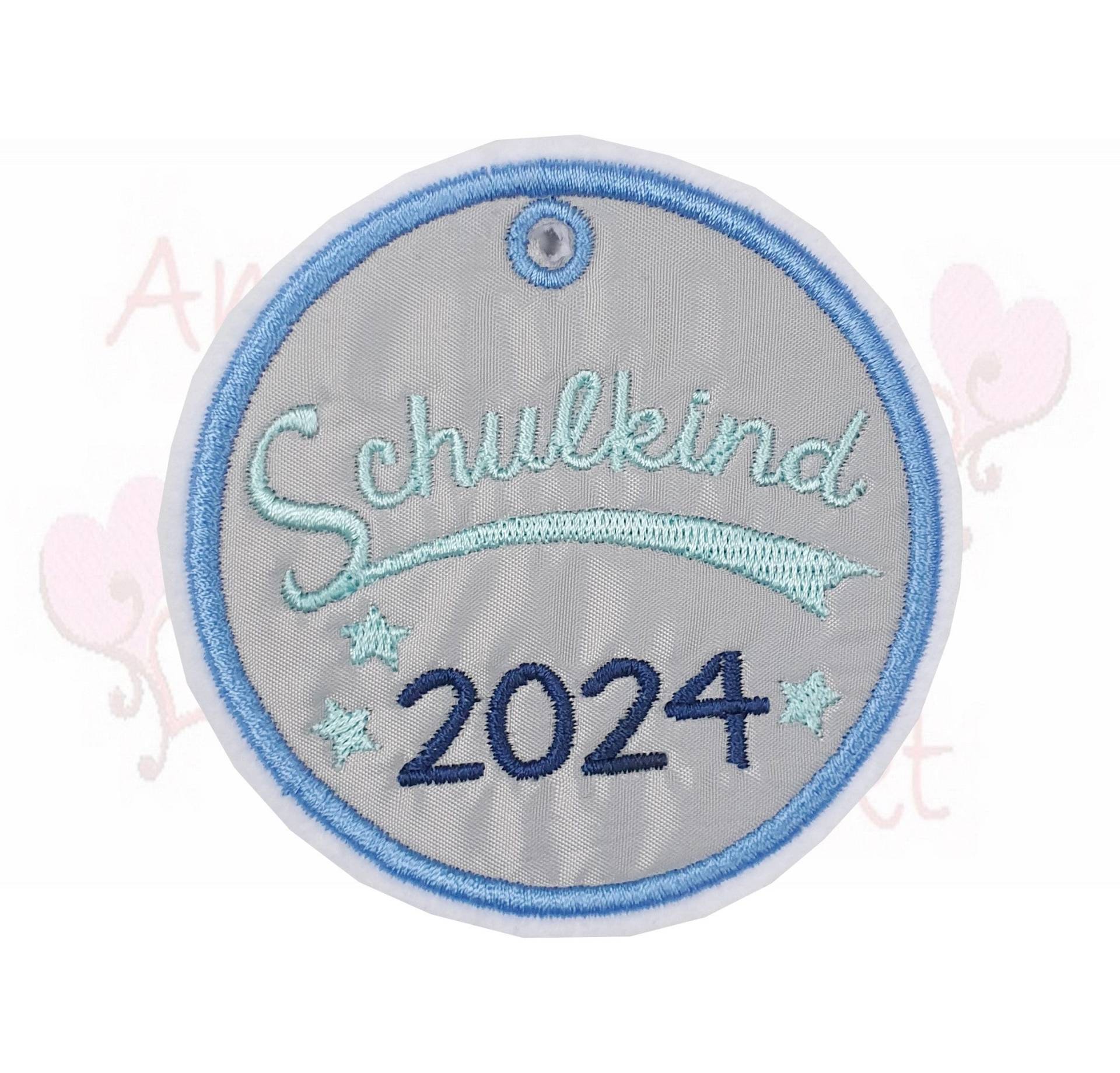 Schulkind 2026 - Reflektor Anhänger Gestickt Schulkind 2026 - Reflektor Anhänger Gestickt von ameliesweltstickt
