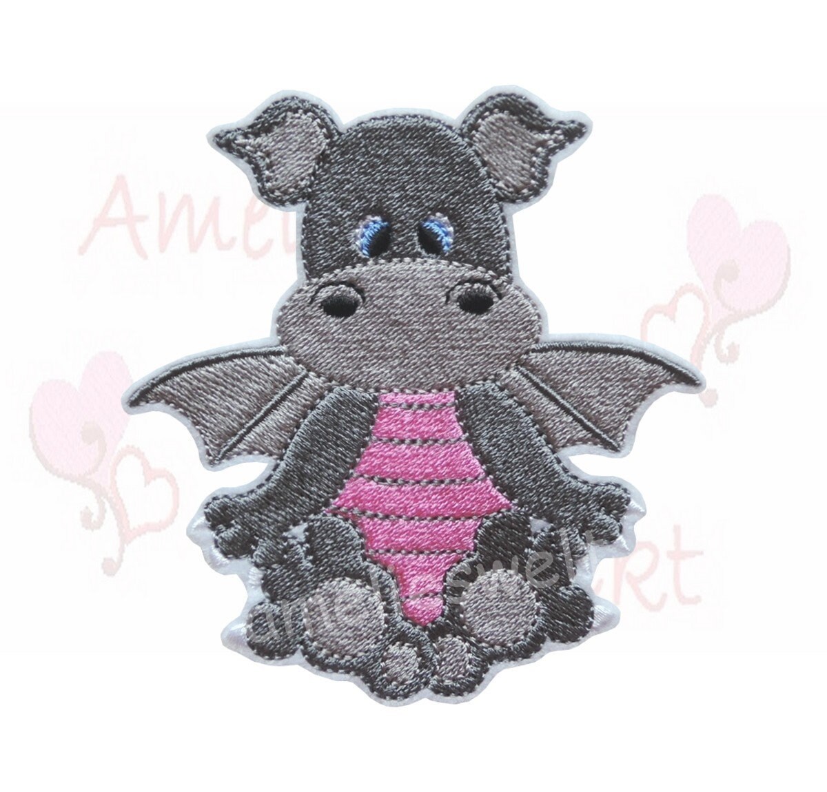 Süßer Drache Stickapplikation Aufnäher Grau Pink Süßer Drache Stickapplikation Aufnäher Grau Pink von ameliesweltstickt