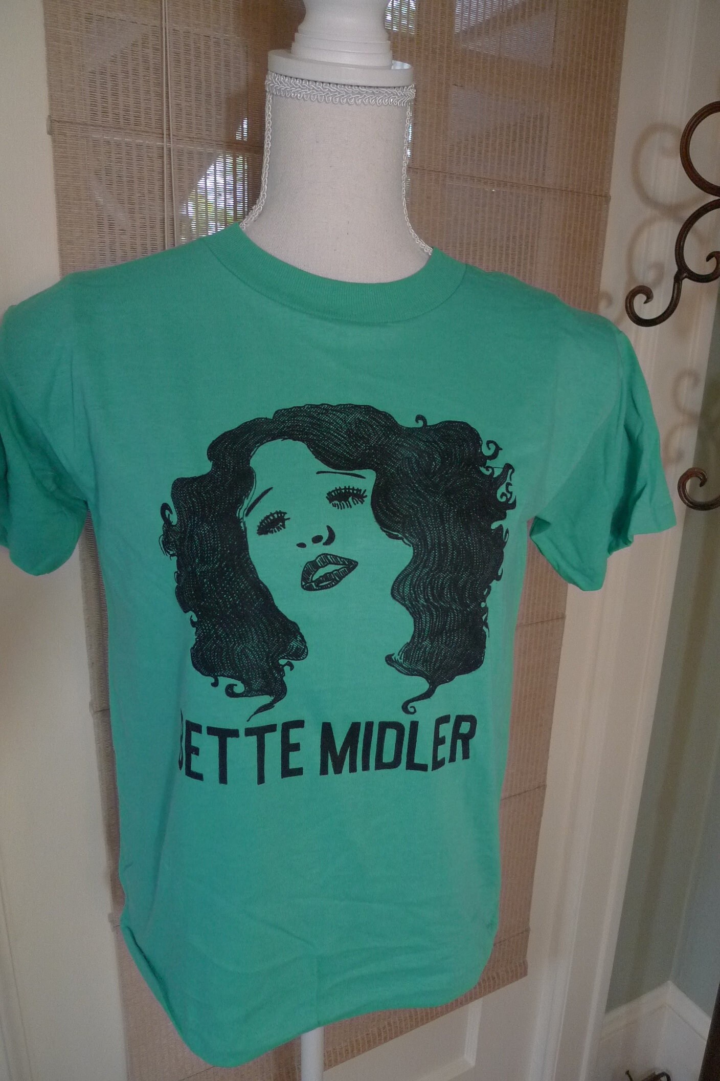 1970S Bette Midler Single Stitch Shirt | C Lizensiert Von Roach "74 Damen S | 36 von americanvintageprtld