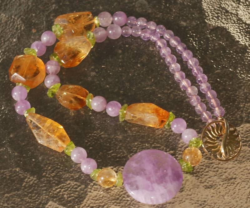 Wunderschönes Collier Aus Lavendelfarbenen Amethyst, Citrin Und Peridot Wunderschönes Collier Aus Lavendelfarbenen Amethyst, Citrin Und Peridot von amigadesigns