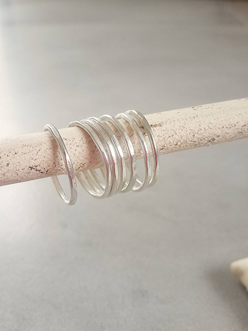 Dünnen Ring, Schlichter Zarter Sterling Silberring, Silber Einfache Ringe, Über Dem Knöchel, Zierliche Geschenk Für Sie Gehämmert-A3 von amitvtamar