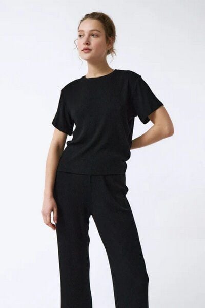 amt.studio "Lula" T-Shirt in Rip aus sehr weichem Modal amt.studio "Lula" T-Shirt in Rip aus sehr weichem Modal von amt.studio