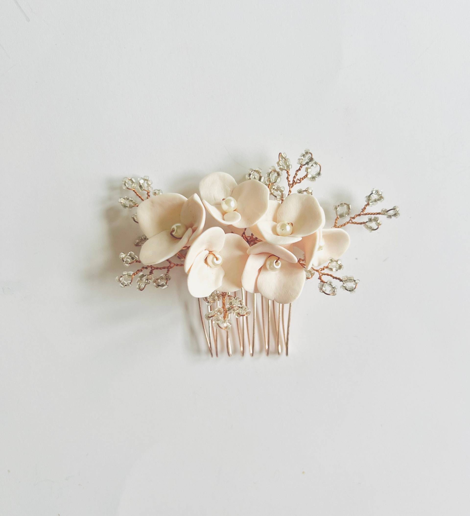 Blossom Haarkamm - Zart Weiß Und Kupfer, Braut Haarkamm, Clay Blumen, Moderne Hochzeit 42 Blossom Haarkamm - Zart Weiß Und Kupfer, Braut Haarkamm, Clay Blumen, Moderne Hochzeit 42 von amuandpri