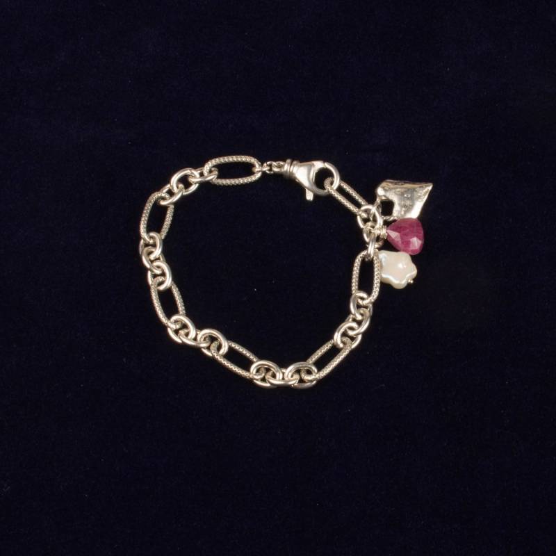 sterling Silber Herz Charm, Rubin Und Perlen Armband von amybmasor
