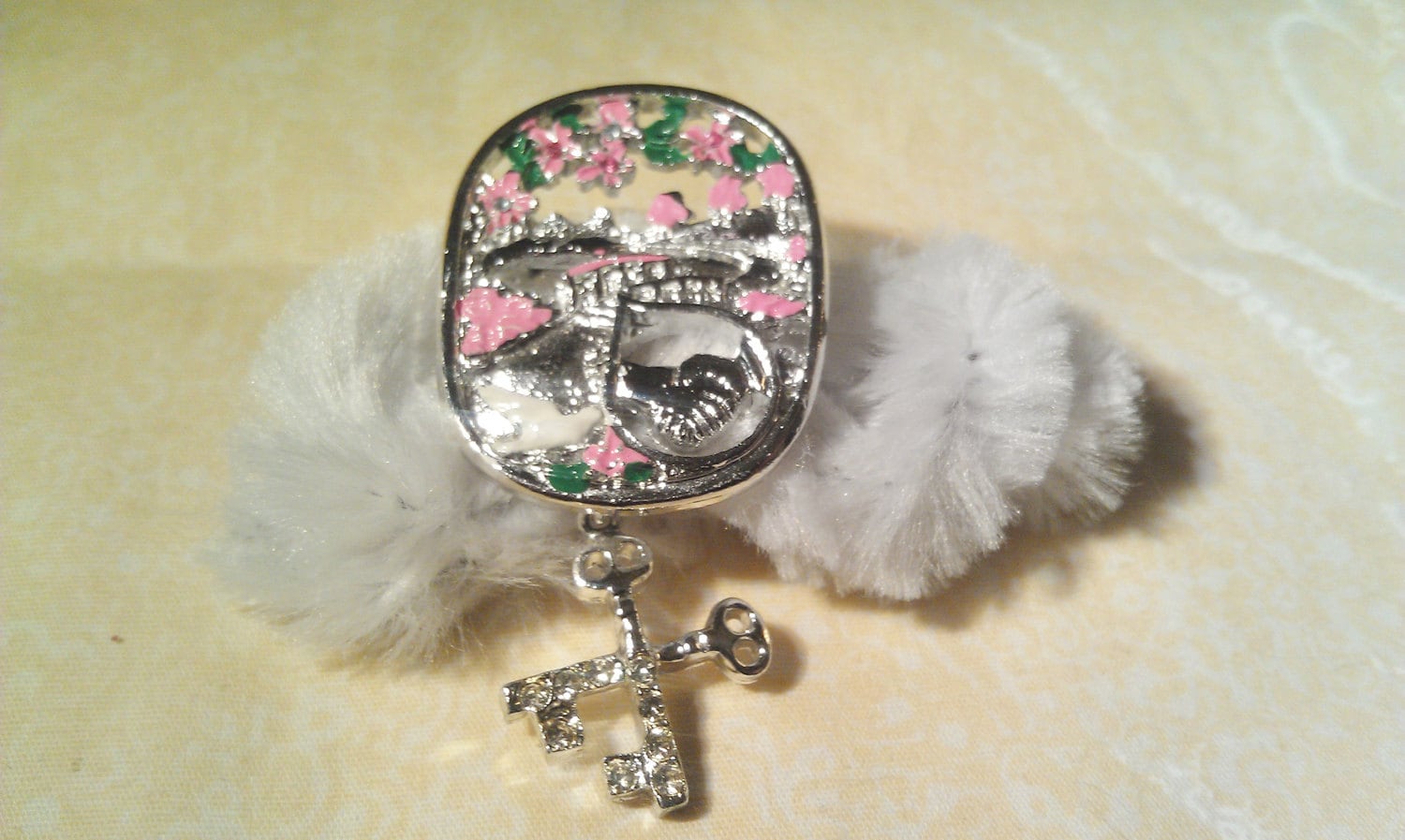 1983 Lindeburg Dekorative Pin/Brosche Mit Hängenden Charme von amyrigs