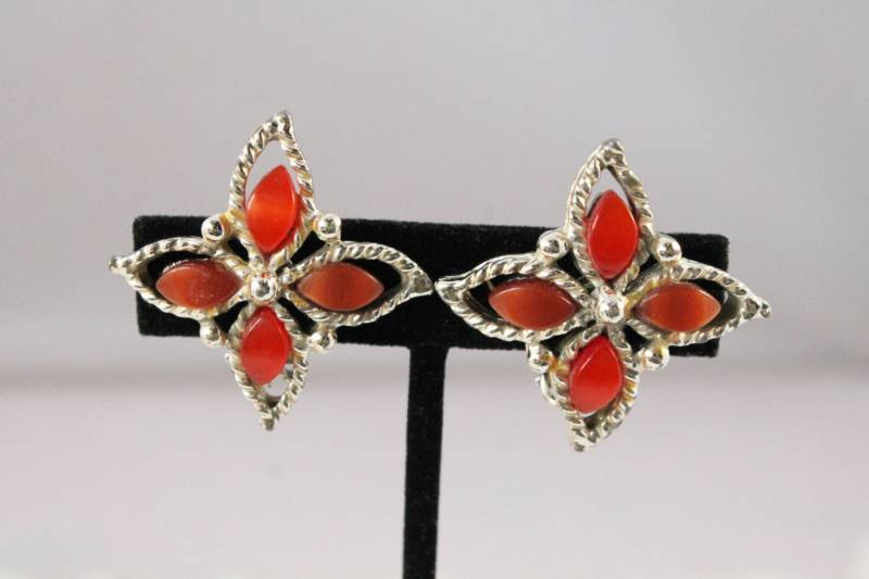 Ältere Vintage Gold Tone Flower Mit Orangen Akzenten Ohrringe - Clip Zusehen von amyrigs