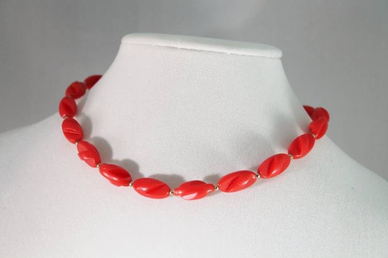 Einfache Rote Und Goldene Kunststoff Halskette / von amyrigs