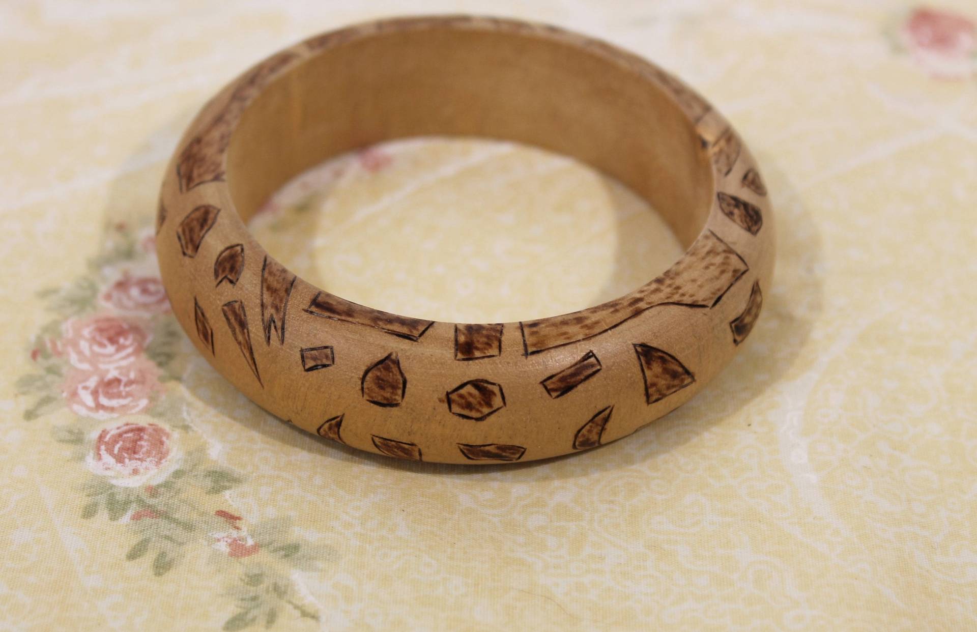 Einzigartige Holz Armreif Mit Geätzten/Brennen Design von amyrigs