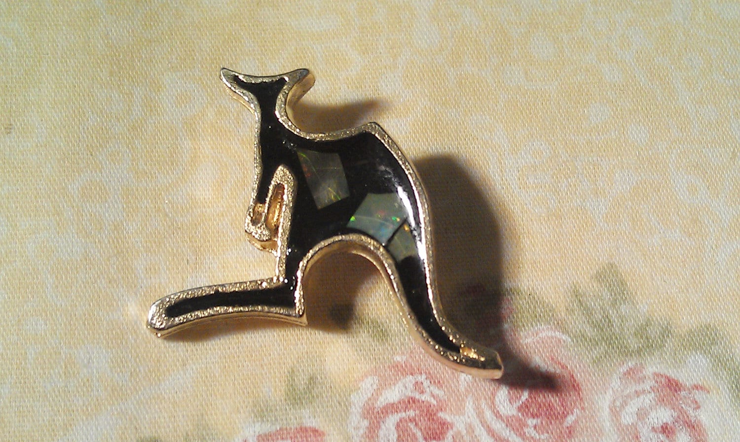 Gold-Ton Mit Schwarzer Emaille Und Shell Kangaroo Pin/Brosche von amyrigs
