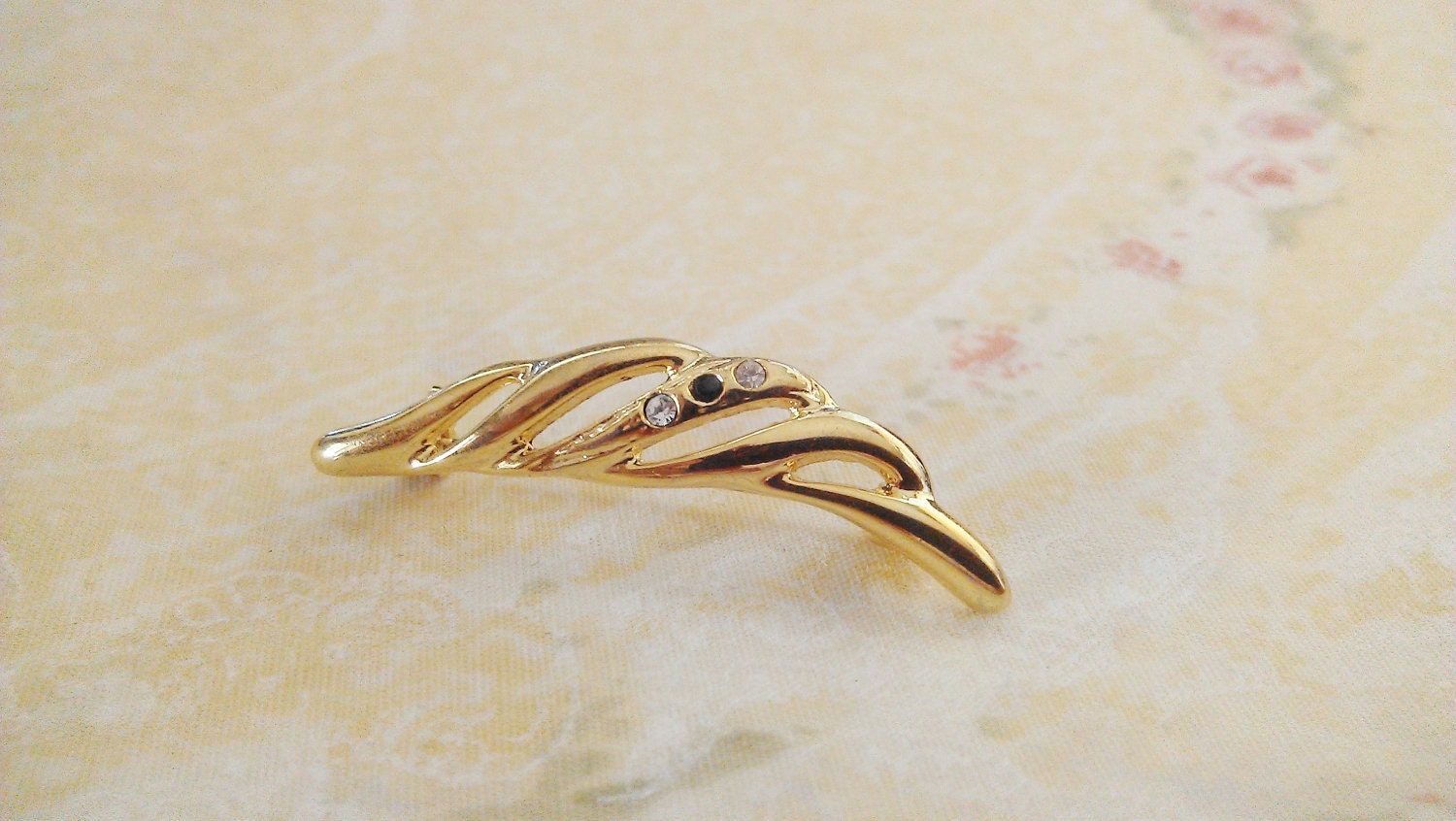 Golden/Gold Tone Pin Brosche Mit Schwarzen Und Klaren Kristallen von amyrigs