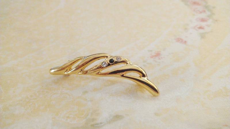 Golden/Gold Tone Pin Brosche Mit Schwarzen Und Klaren Kristallen Golden/Gold Tone Pin Brosche Mit Schwarzen Und Klaren Kristallen von amyrigs