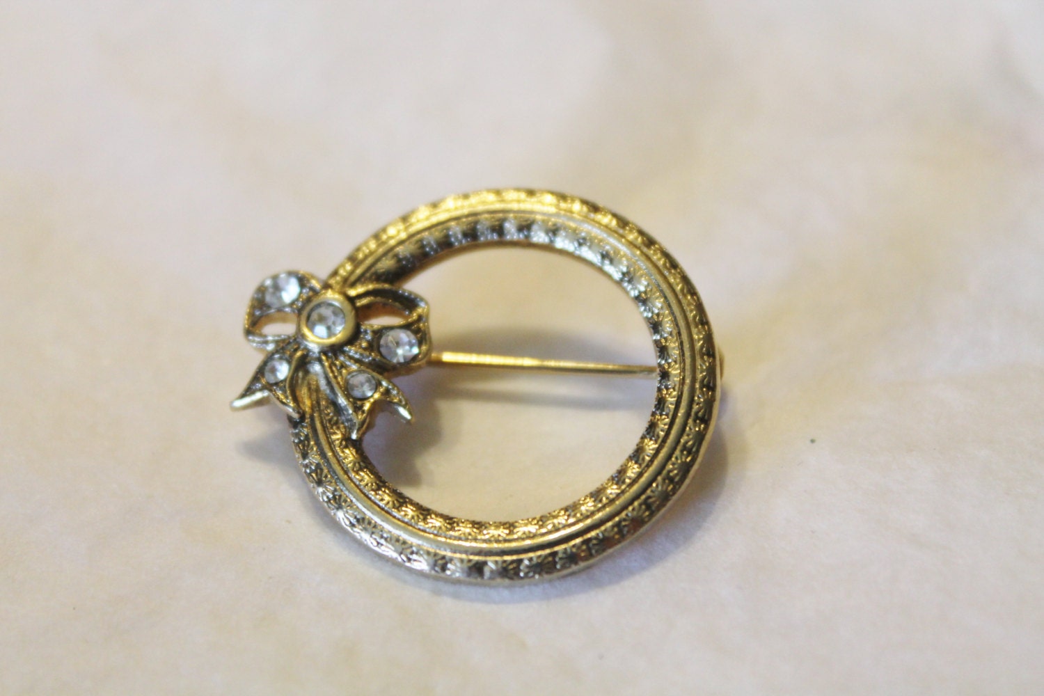 Golden Circle/Kranz Mit Strass Bow Pin von amyrigs