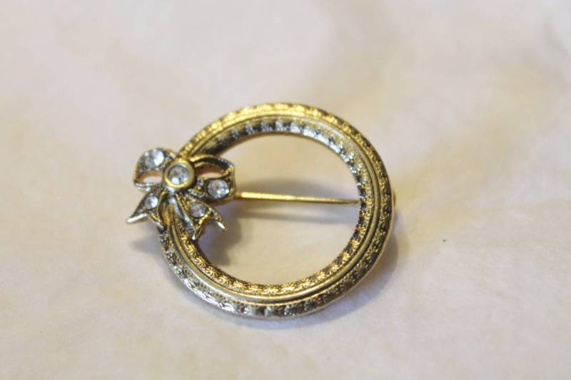 Golden Circle/Kranz Mit Strass Bow Pin Golden Circle/Kranz Mit Strass Bow Pin von amyrigs
