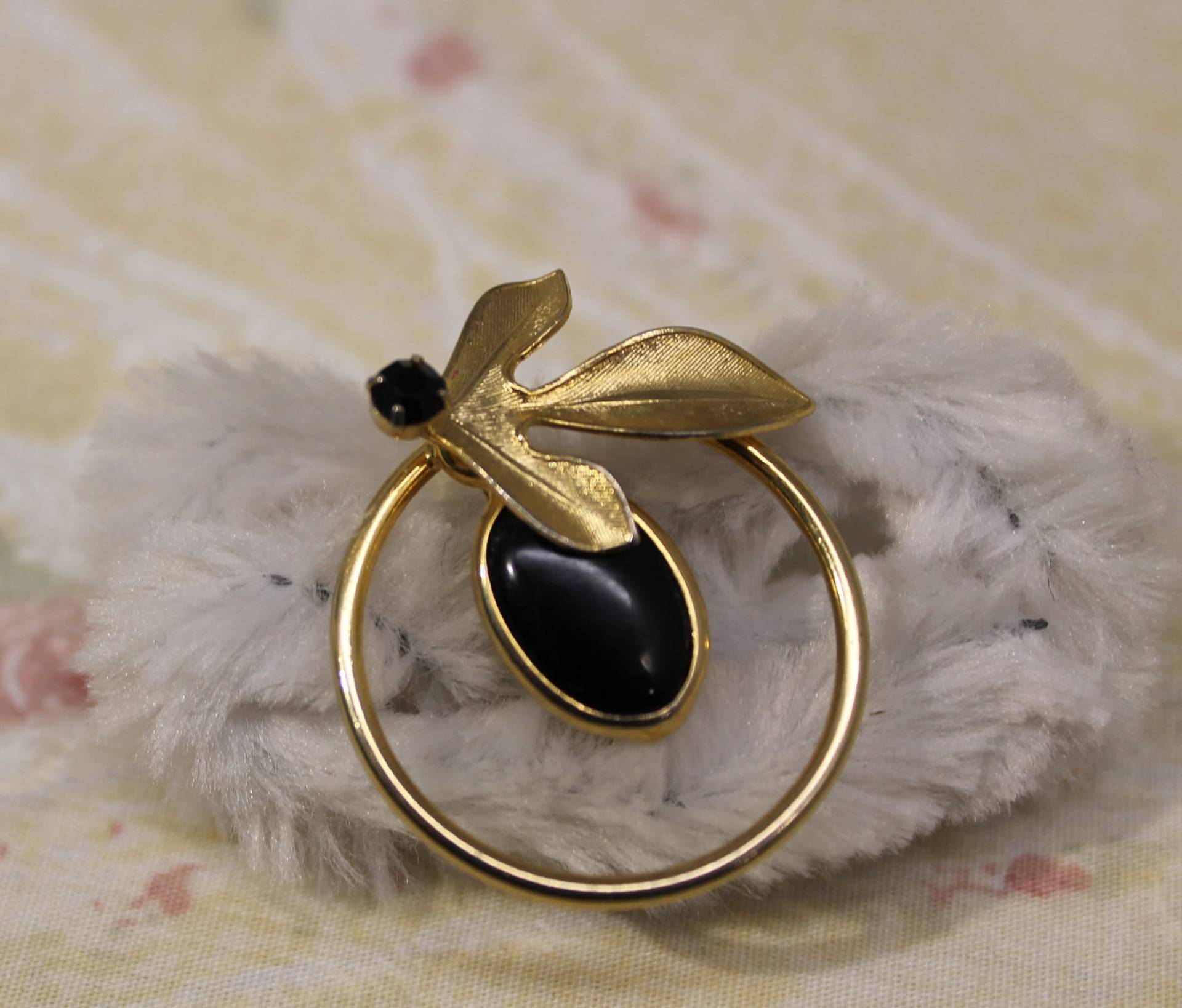 Golden Leaf Und Kreis Mit Schwarzer Stein/Kristall Stift Brosche von amyrigs