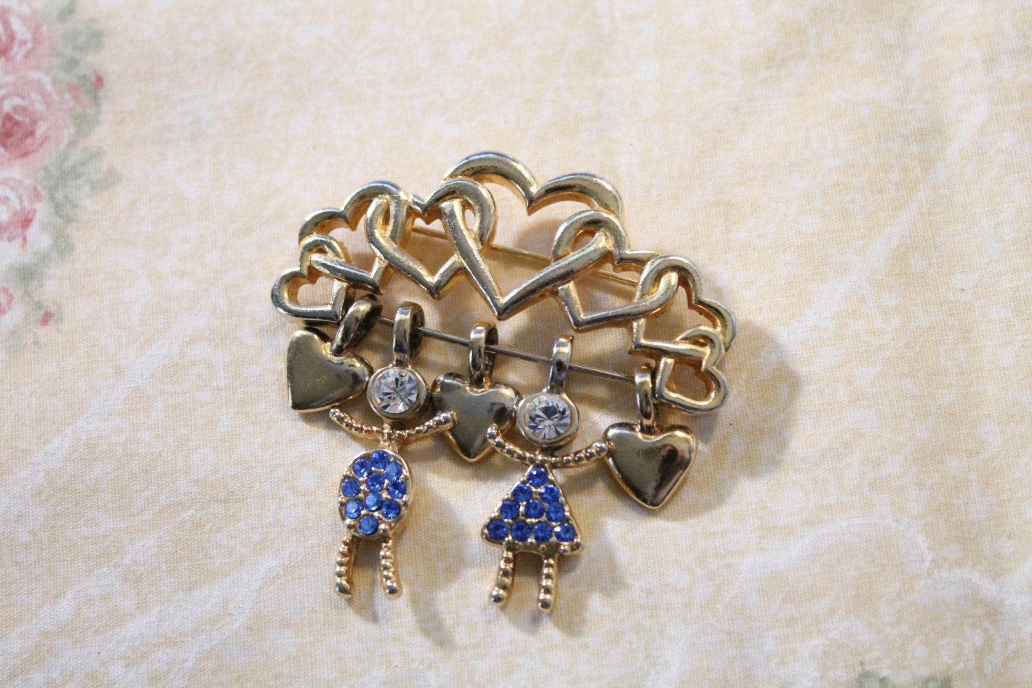 Golden Open Hearts Mit Dangle Herz Und & Mädchen Pin/Brosche von amyrigs