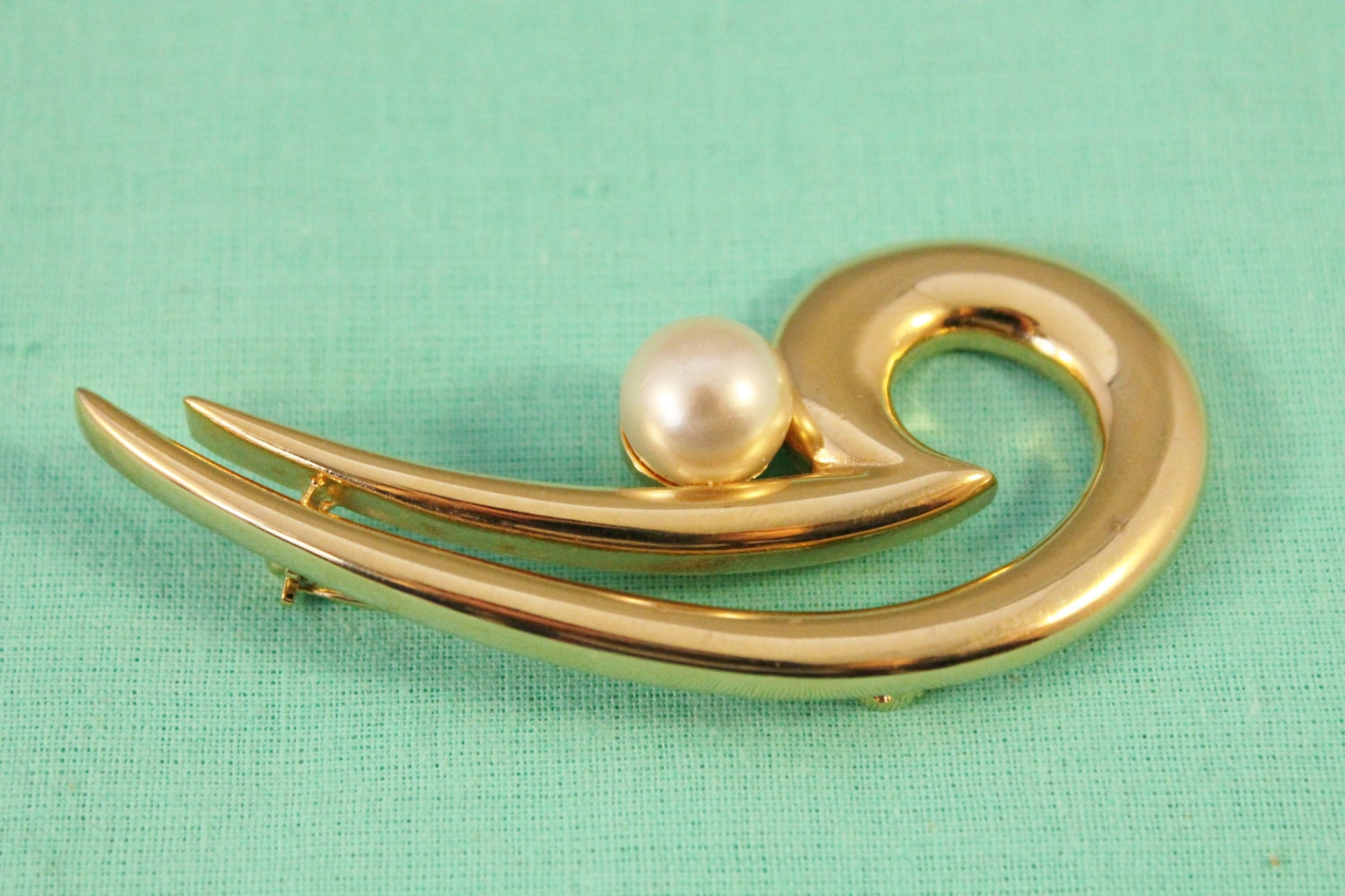 Goldene Fashion Pin/Brosche Mit Faux Pearl von amyrigs