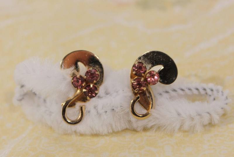 Goldene Mit Drei Rosa Kristallen/steinen - Schraube Auf Ohrringe von amyrigs