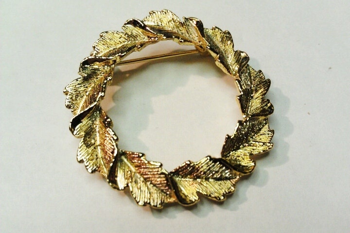 Goldene Runde Blatt/Kranz Pin Brosche Signiert Gerrys Goldene Runde Blatt/Kranz Pin Brosche Signiert Gerrys von amyrigs