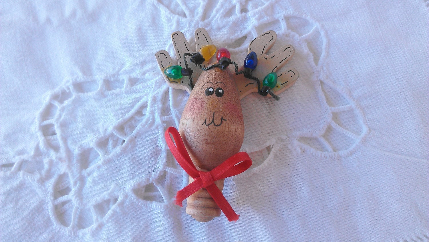 Hübsch Holz Elch Mit Christmas Lights Pin/Brosche von amyrigs