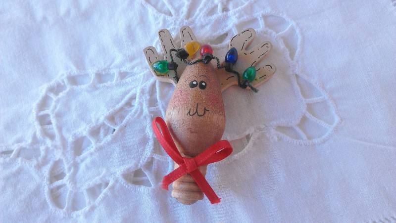 Hübsch Holz Elch Mit Christmas Lights Pin/Brosche Hübsch Holz Elch Mit Christmas Lights Pin/Brosche von amyrigs