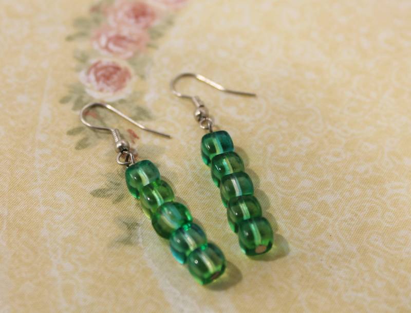 Hübsche Quadrat Grünes Glas Perlen Baumeln Ohrringe - Durchbohrt von amyrigs