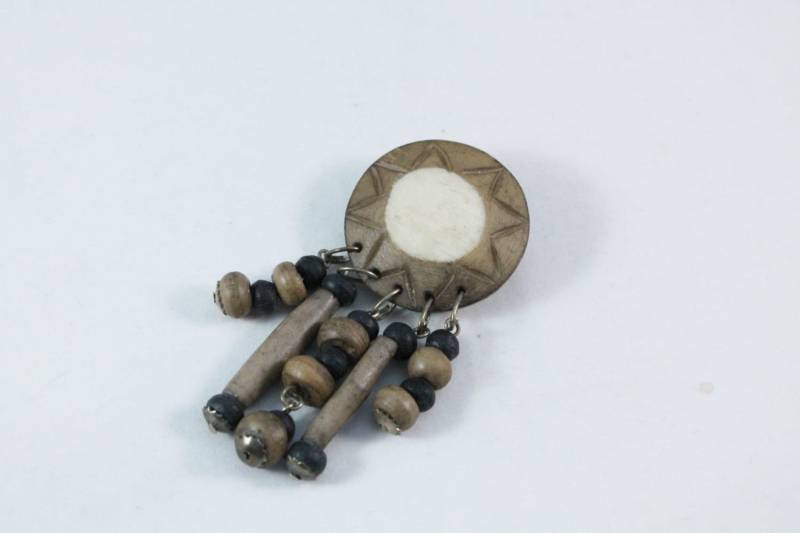 Interessante Holzoptik Pin/Brosche Mit Baumeln Perlen Interessante Holzoptik Pin/Brosche Mit Baumeln Perlen von amyrigs