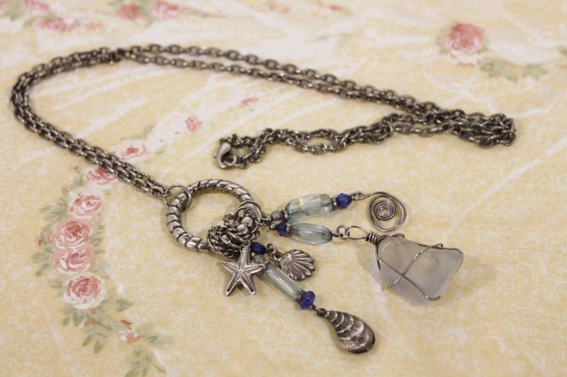 Interessante Lange Seethema Halskette Mit Verschiedenen Reizen Und Ein "stein" von amyrigs