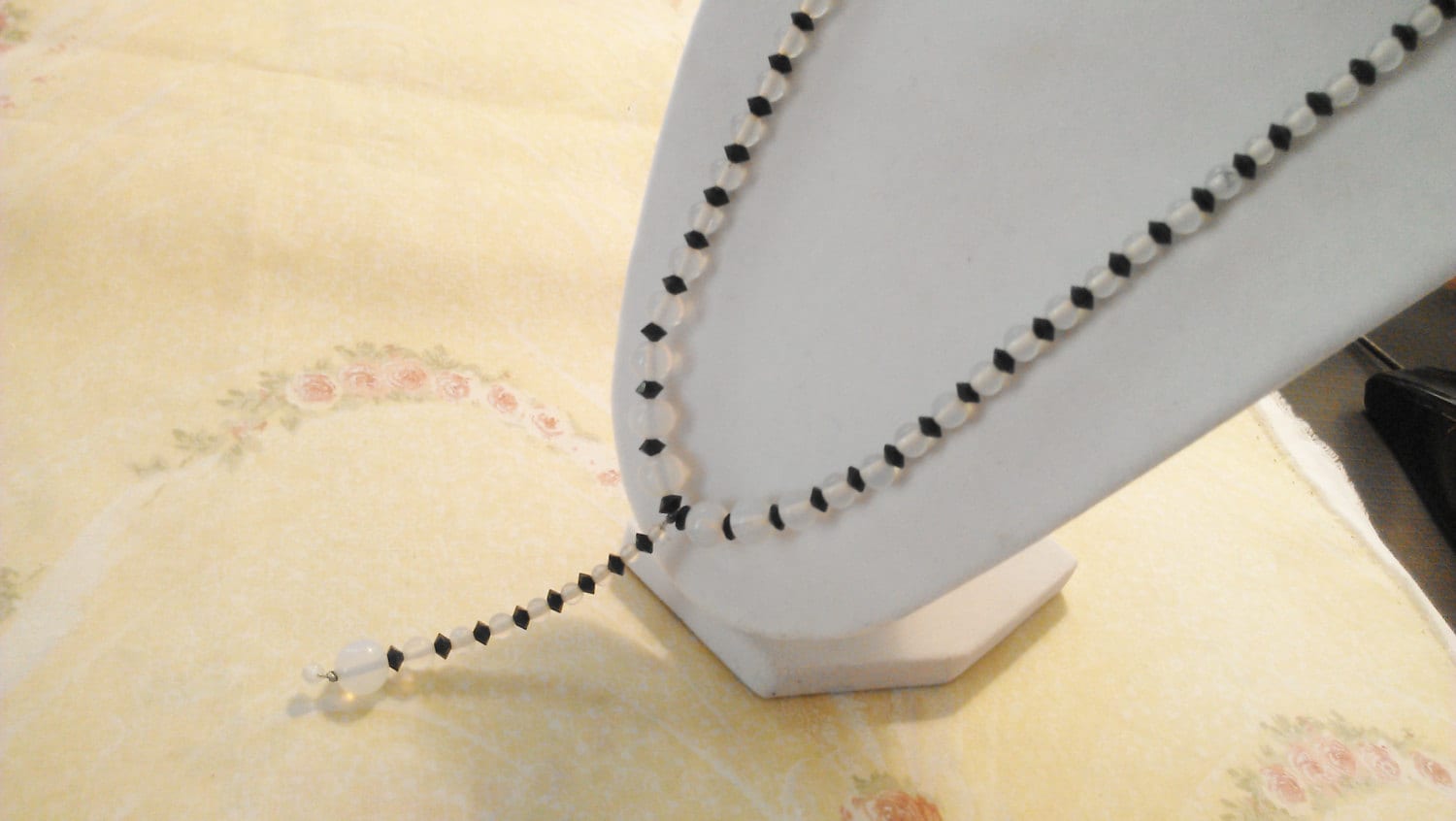 Interessante Schwarz Und Undurchsichtig Glas Halskette von amyrigs