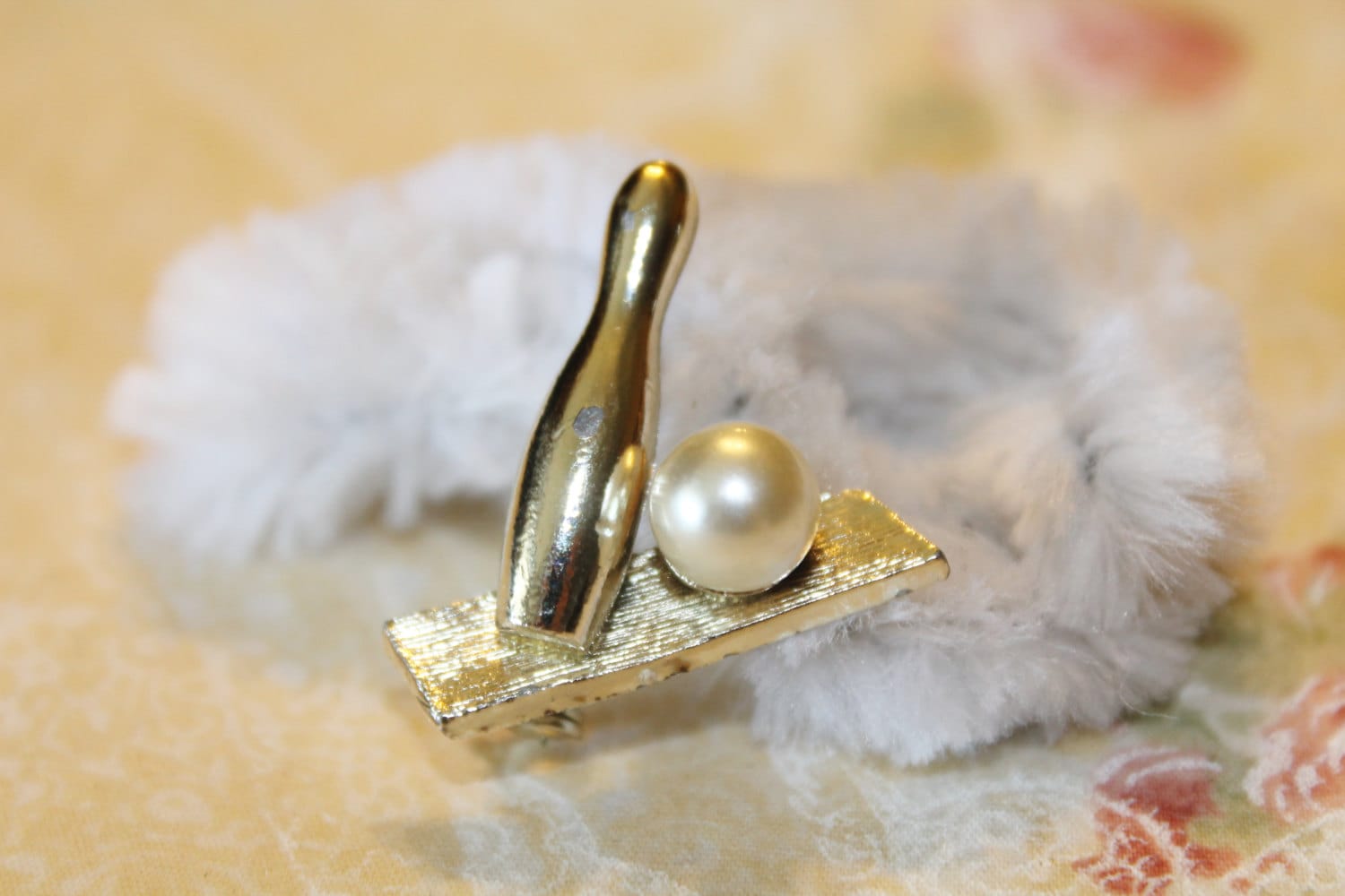 Jahrgang Golden Bowling Pin Mit Faux Perle Ball/Brosche von amyrigs