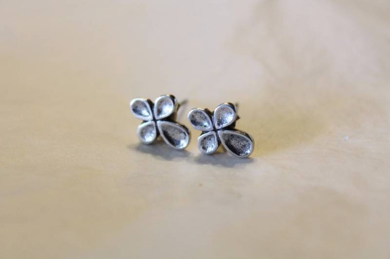 Kleine Sterling Silber Bubble Cross Ohrringe - Durchbohrt von amyrigs