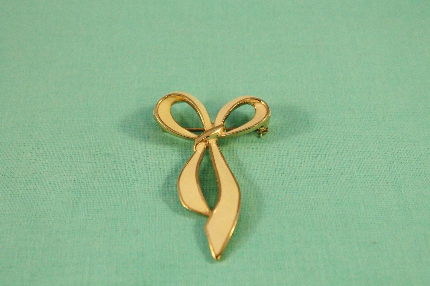 Lange, Goldene Bogen Mit Elfenbein Emaille Pin/Brosche von amyrigs