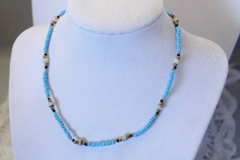 Licht Blau Winzigen Perlen Mit Braun Und Silber-Perlen Halskette von amyrigs