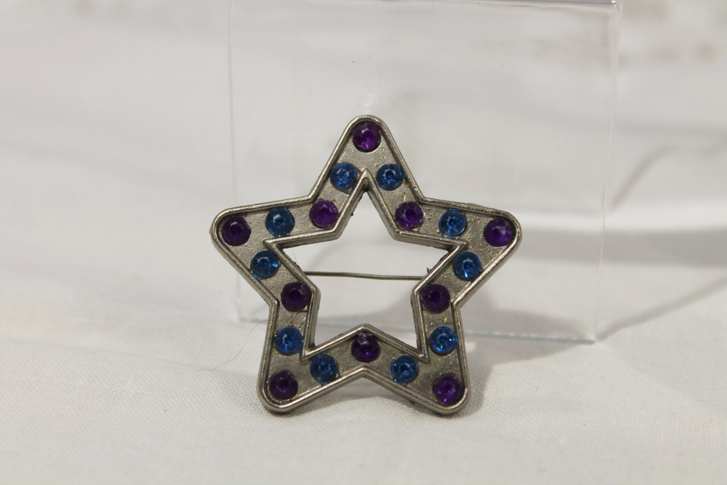 Öffnen Sie Sterne Mit Violett Und Blau Kunststoff "Kristalle" Pin/Brosche von amyrigs