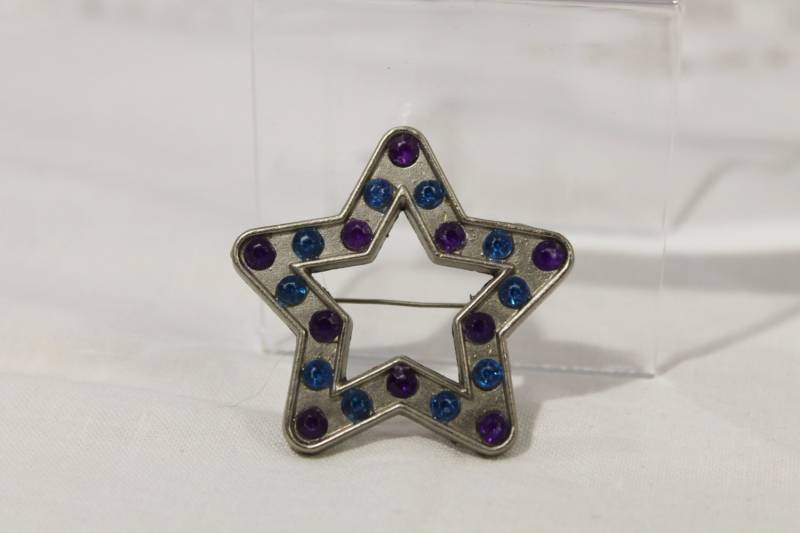 Öffnen Sie Sterne Mit Violett Und Blau Kunststoff "Kristalle" Pin/Brosche Öffnen Sie Sterne Mit Violett Und Blau Kunststoff "Kristalle" Pin/Brosche von amyrigs
