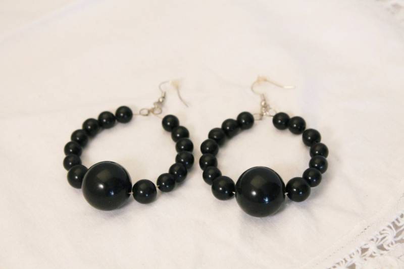 Offene Hoop Zwei Größe Schwarze Perlen Ohrringe - Durchbohrt von amyrigs