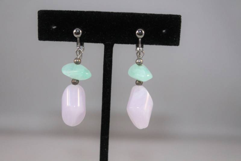 Pastell Grün & Lavendel-Perlen Ohrringe - Clip Hängen von amyrigs
