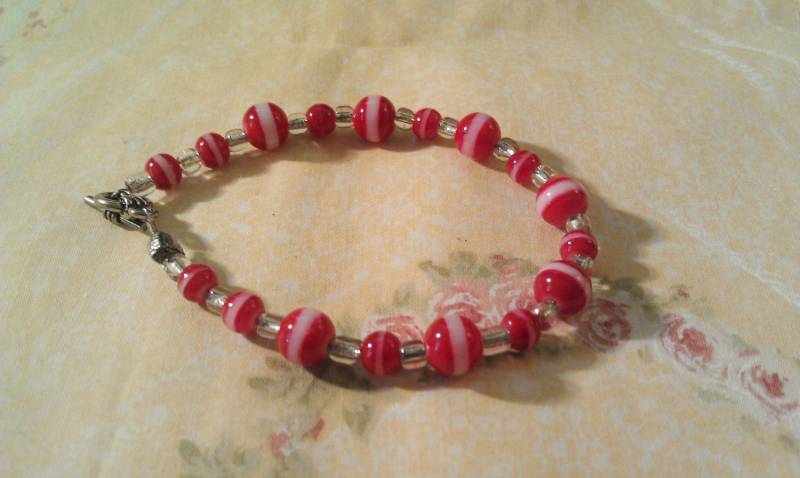 Rote Und Weiße Glas Bead Armband Mit Silber Verschluss von amyrigs