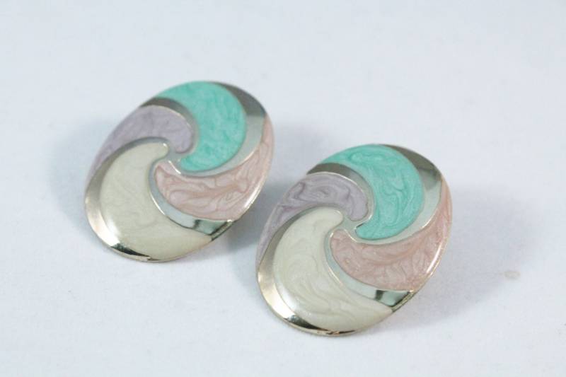 Schöne Goldene/Gold Tone Windung Look Mit Multi - Pastell Enamel Farben Ohrringe Durchbohrt von amyrigs