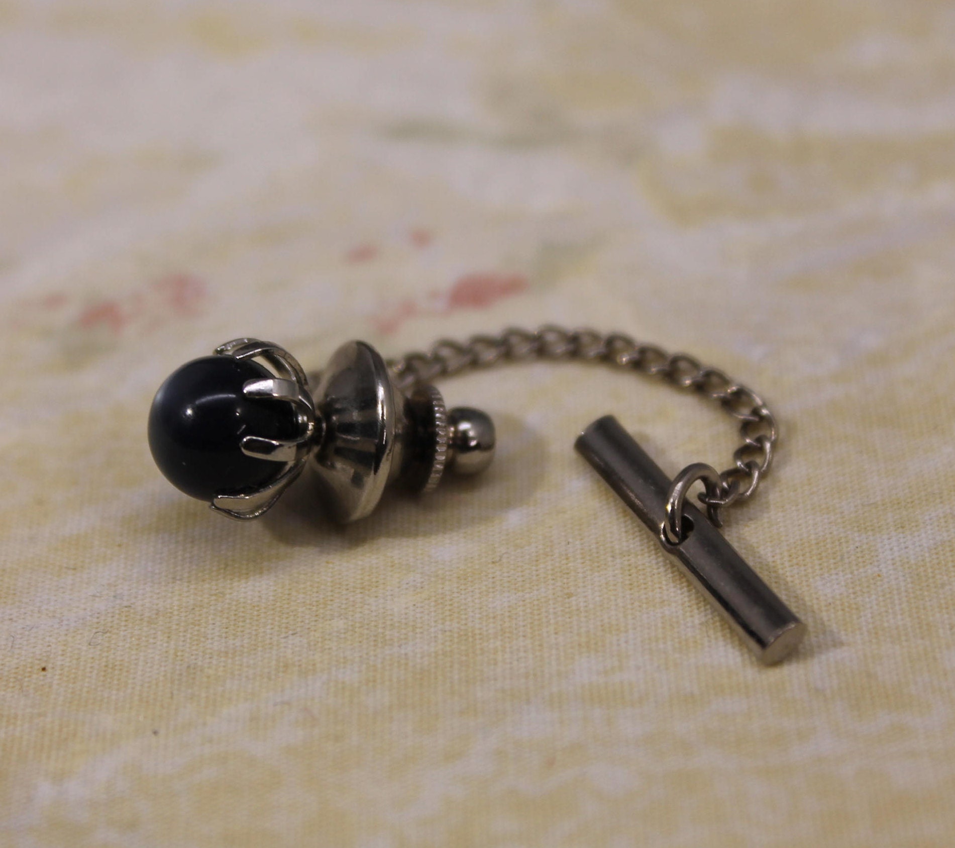 Schöne Grau Schwarz Schillernden Stein Tie Tack von amyrigs