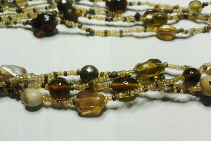 Schöne Lange 4 Strang Braun Und Grün Farben Glas Halskette von amyrigs