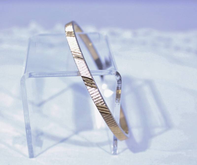 Schöne Monet Gold Ton Mit Geätzten Schleife Armreif von amyrigs