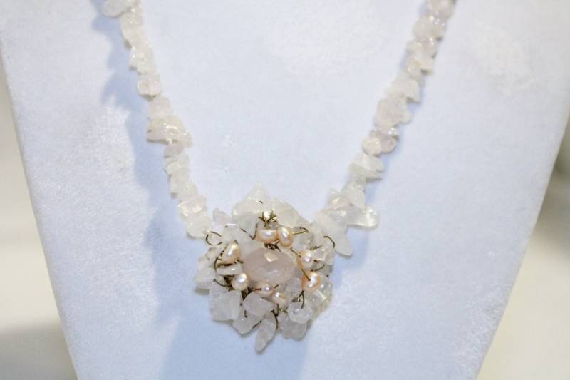 Sehr Hübsch Rosa Stein Perlen Collier Mit Perlen-Blume-Center von amyrigs